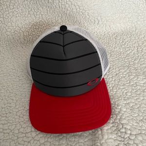 Oakley cap. White mesh back with adjustable snap. Grey padded front with logo.
